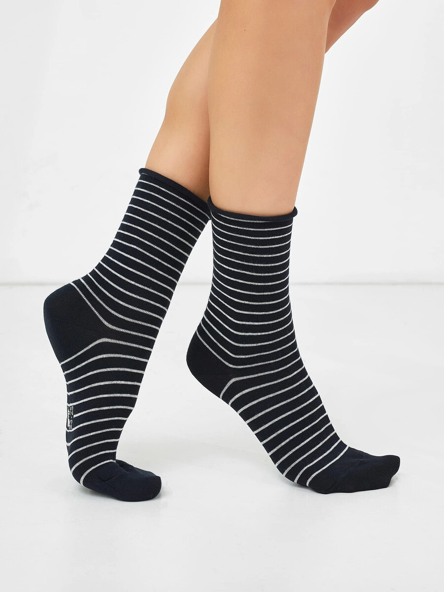 Женские высокие носки без резинки в тонкую полоску женские высокие носки без резинки в черно белую полоску