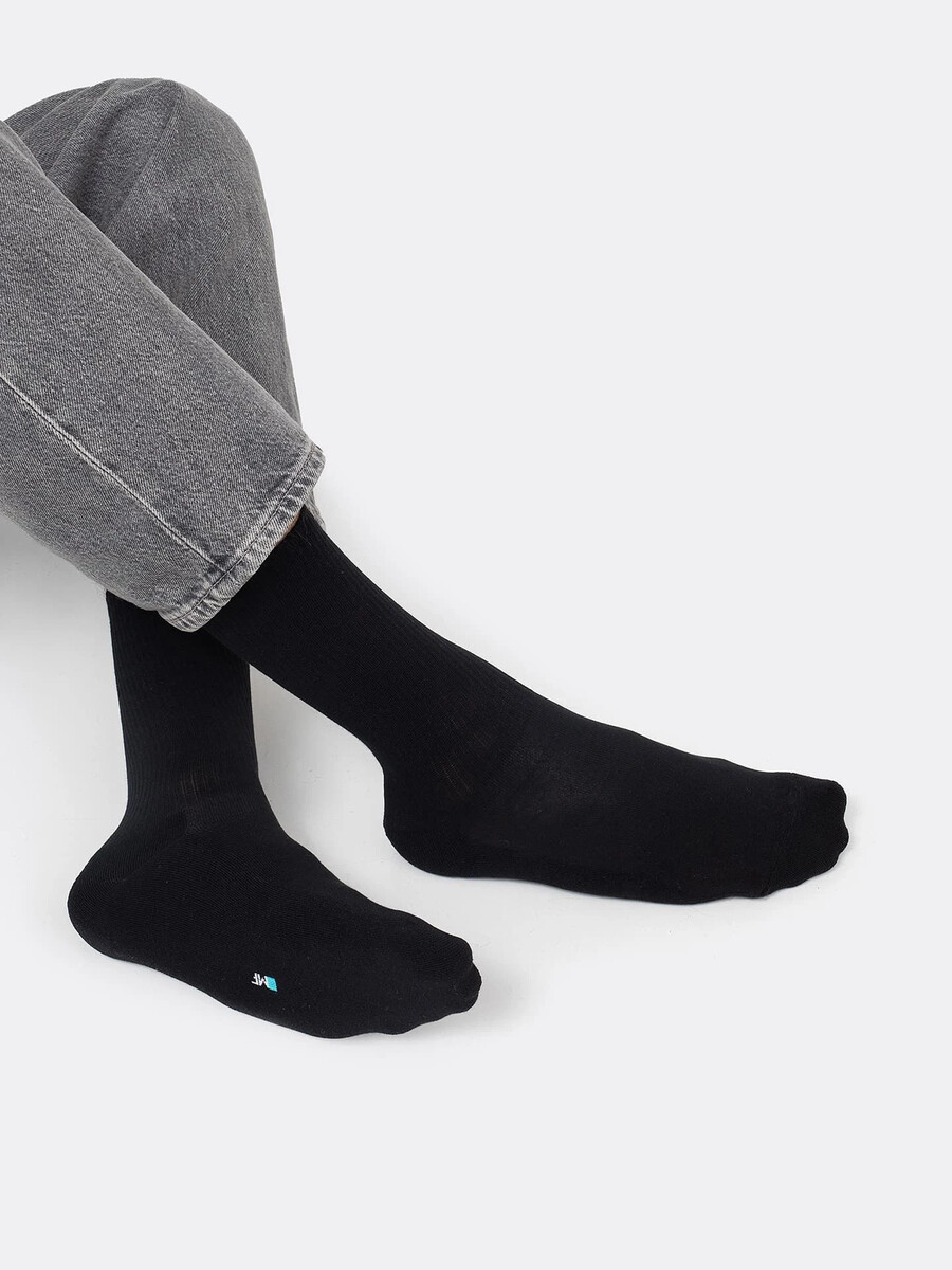 Высокие мужские носки однотонного черного цвета