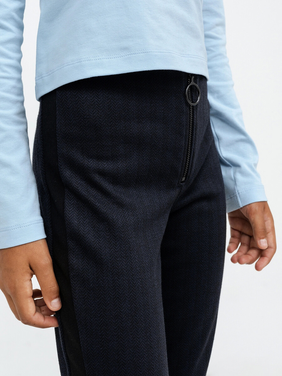 фото Длинные брюки синего цвета в елочку с лампасами для девочек mark formelle