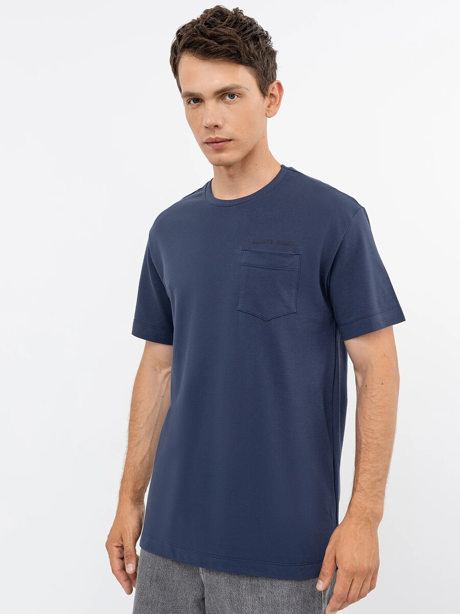 Прямая футболка темно-синего цвета с накладным карманом