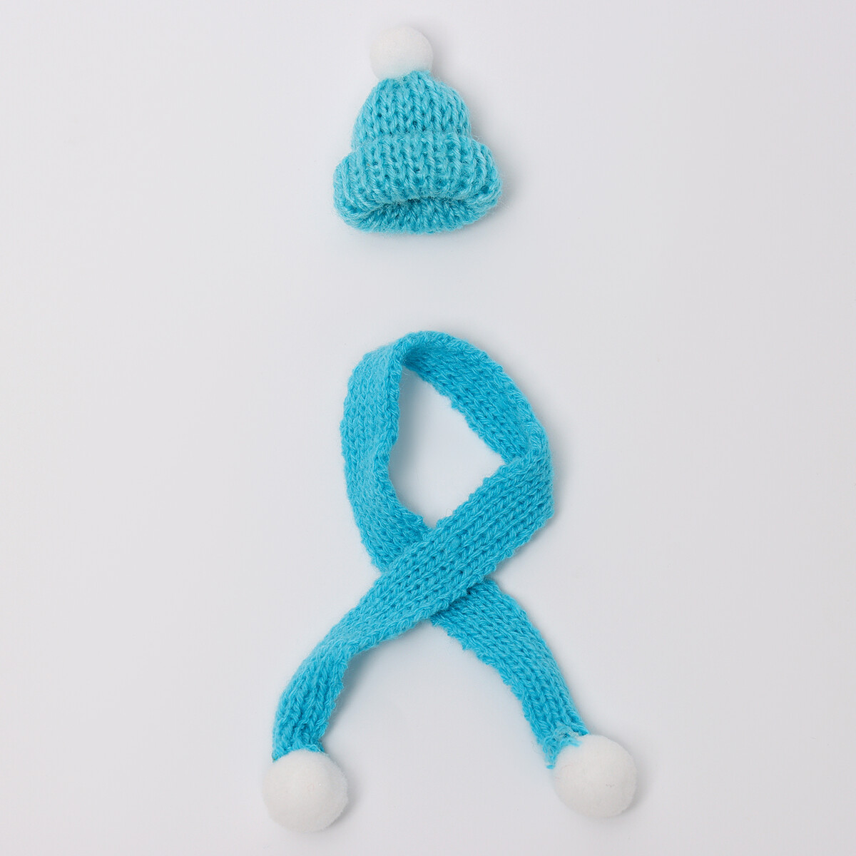 Вязаные шапка и шарфик для игрушек, цвет голубой