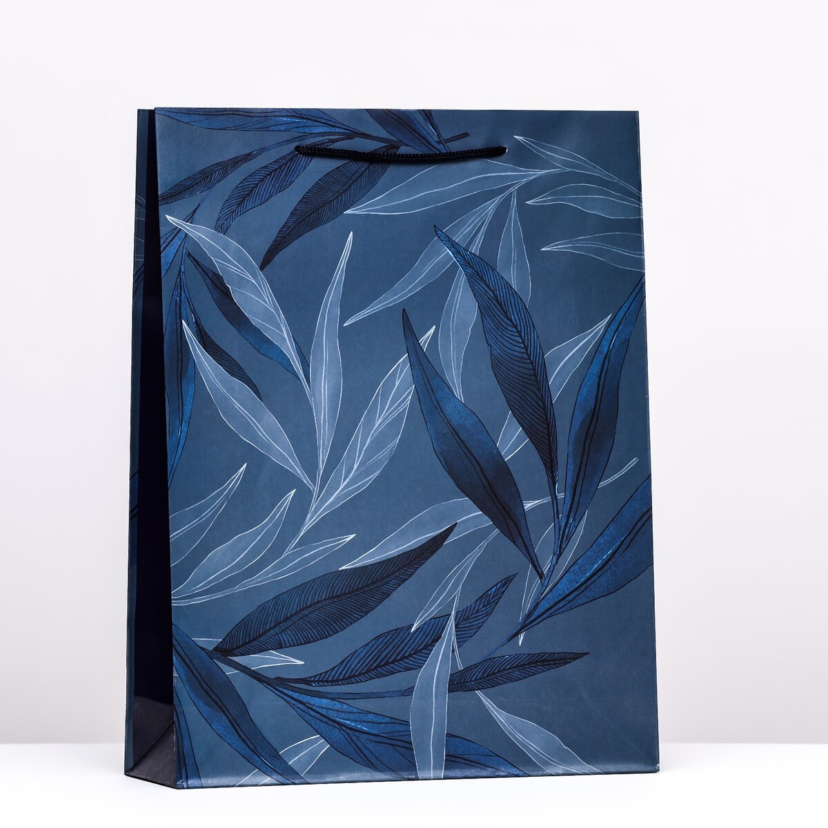 Пакет подарочный пакет лилии синие 24 20 8см