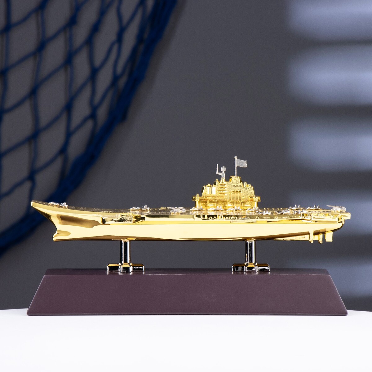 Корабль сувенирный на подставке авианосец 25см корабль сувенирный на подставке авианосец 25см