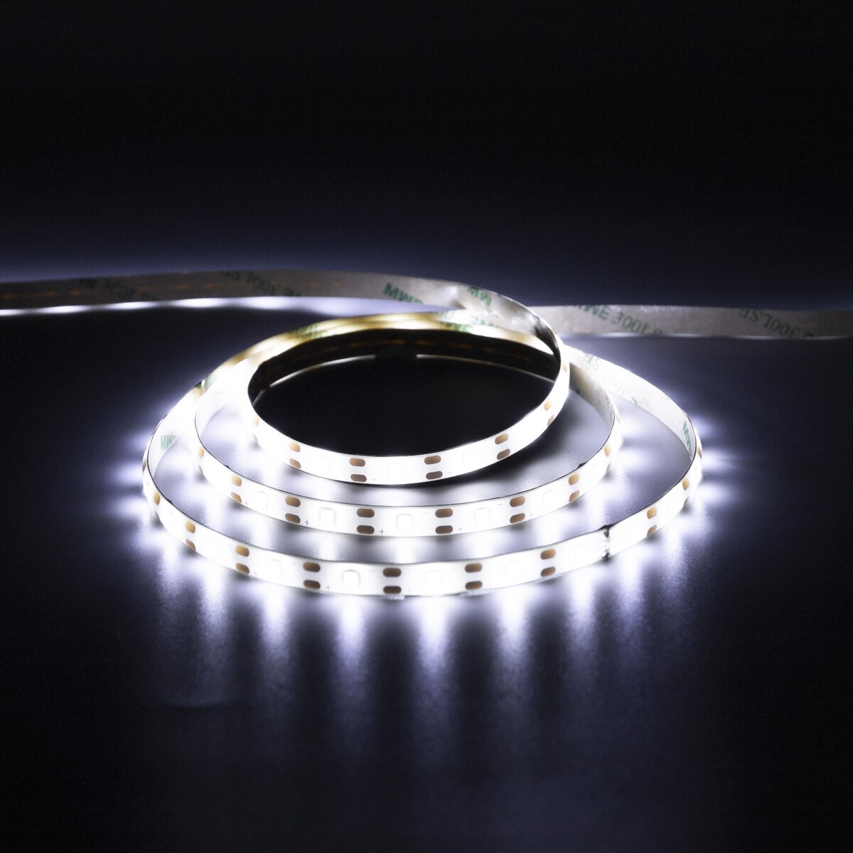 Светодиодная лента luazon lighting с датчиком движения 2 м, ip65, smd2835, 60 led/м, 4хааа, 4000к фитолента светодиодная luazon 5 в smd5050 1 м ip65 6 2 вт 60 led м дим usb
