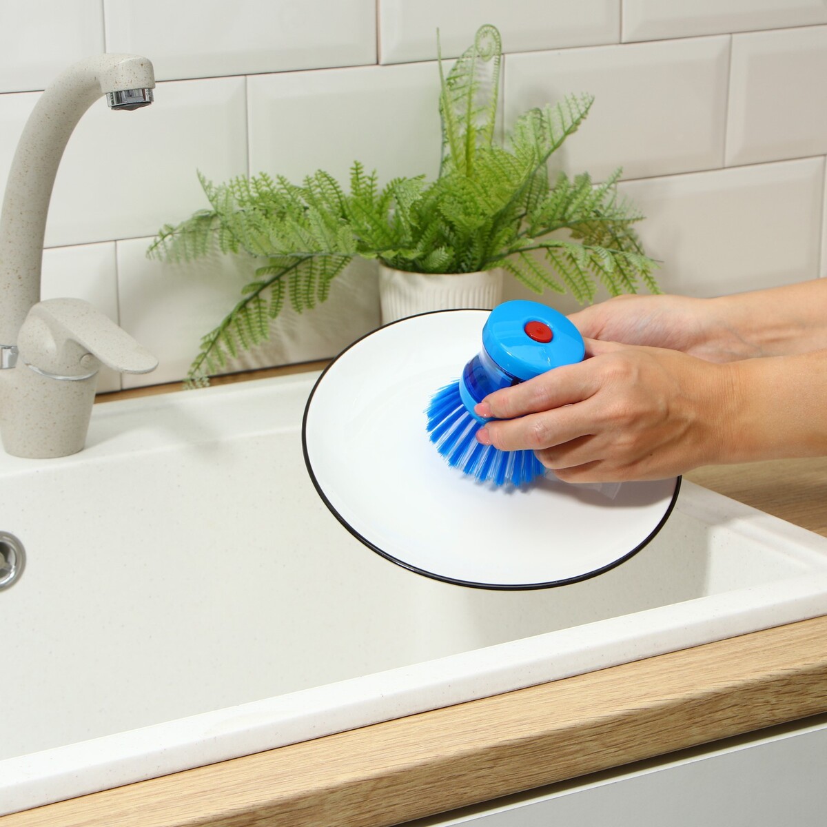 Щетка с дозатором для моющего средства доляна, цвет синий щётка с дозатором моющего средства joseph joseph palm scrub