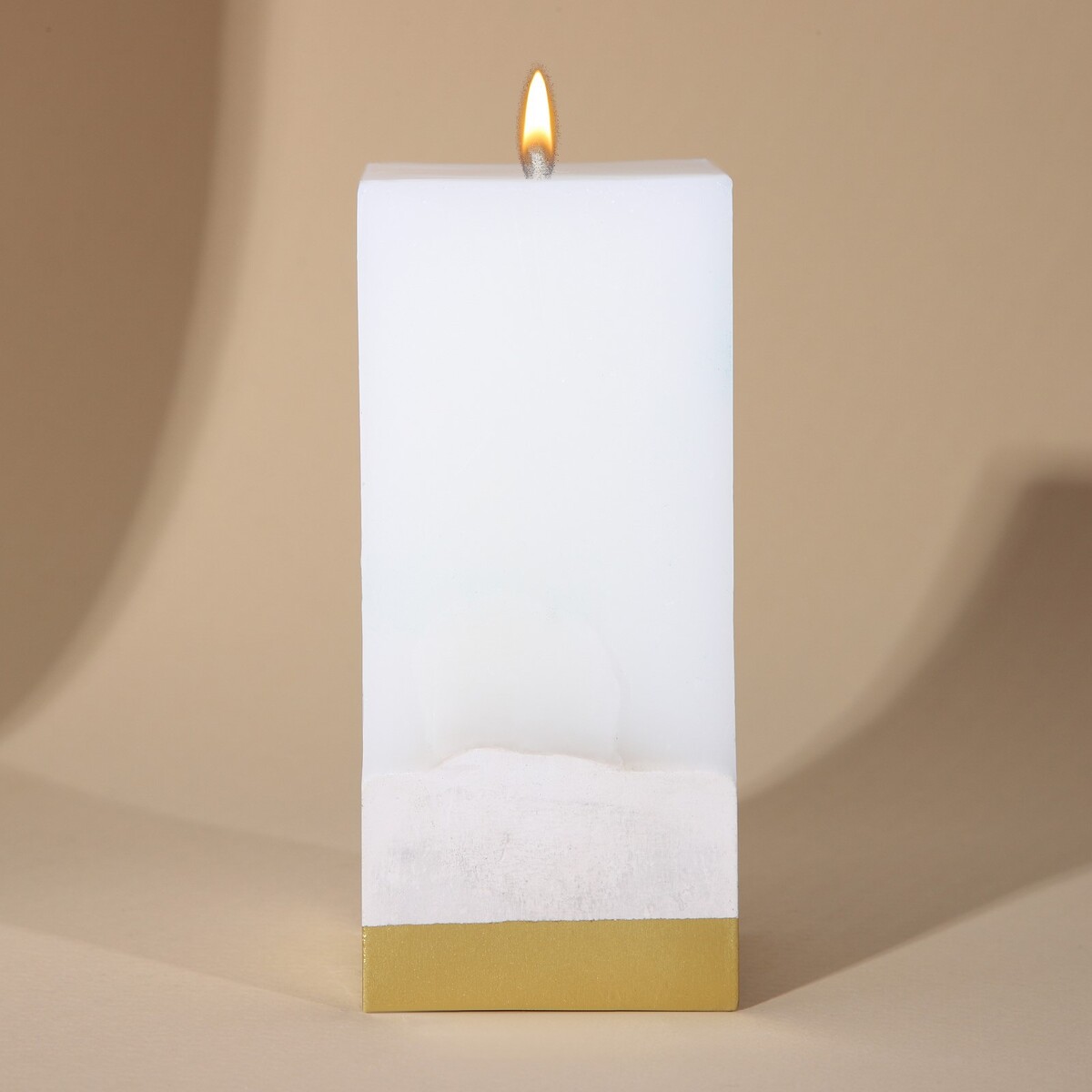 Свеча интерьерная белая с бетоном, низ золото, 6 х 6 х 14 см свеча из вощины 4 5х4 5х12 5 см золото металлик