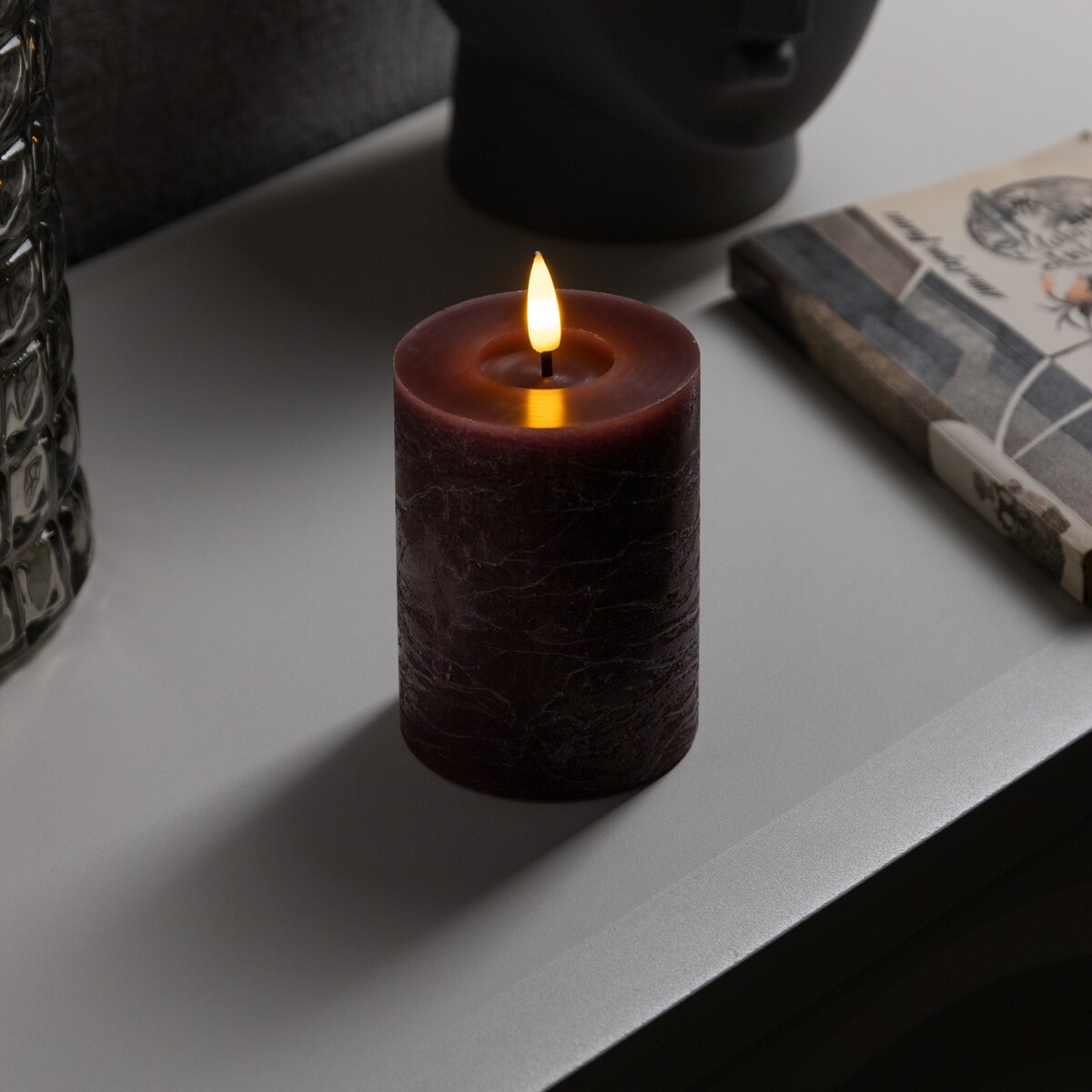 Светодиодная свеча бордовая, 7.5 × 12.5 × 7.5 см, воск, пластик, батарейки ааах2 (не в комплекте), свечение теплое белое подсвечник полистоун на 1 свечу горец чёрный свеча в комплекте 15х8 5х8 5 см
