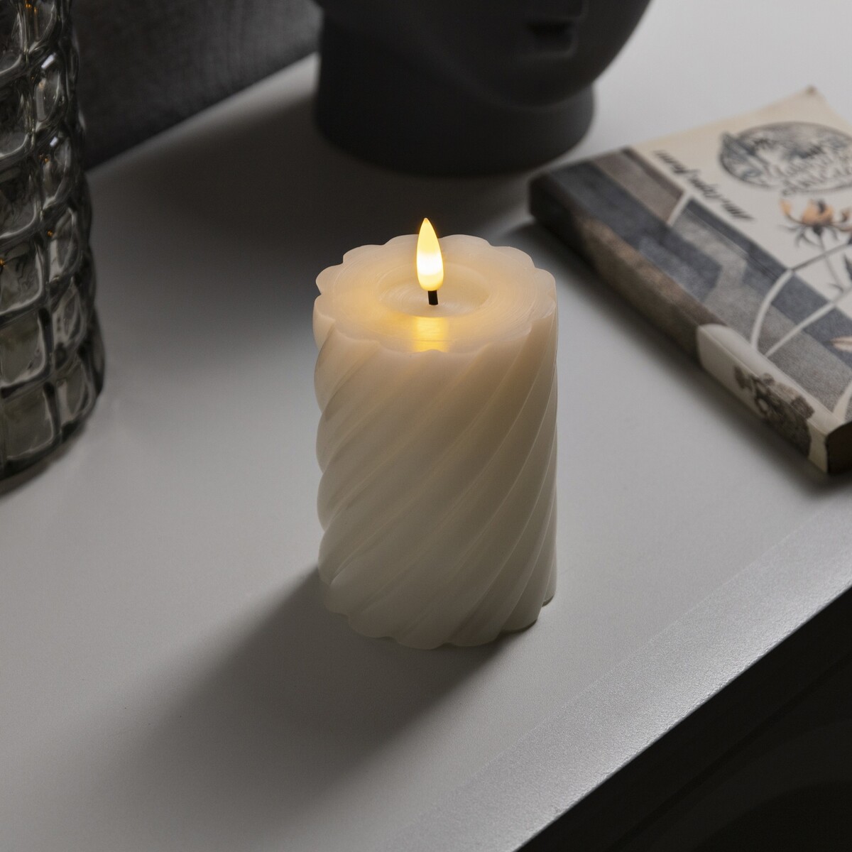 Светодиодная свеча витая белая, 7.5 × 12.5 × 7.5 см, пластик, воск, батарейки ааах2 (не в комплекте), свечение теплое белое светодиодная свеча бордовая 7 5 × 12 5 × 7 5 см воск пластик батарейки ааах2 не в комплекте свечение теплое белое