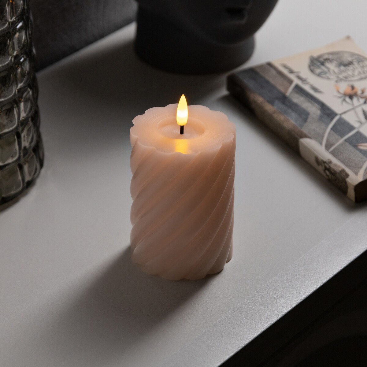 Светодиодная свеча витая розовая, 7.5 × 12.5 × 7.5 см, пластик, воск, батарейки ааах2 (не в комплекте), свечение теплое белое светодиодная свеча серебристая 7 5 × 12 5 × 7 5 см воск пластик батарейки ааах2 не в комплекте свечение теплое белое