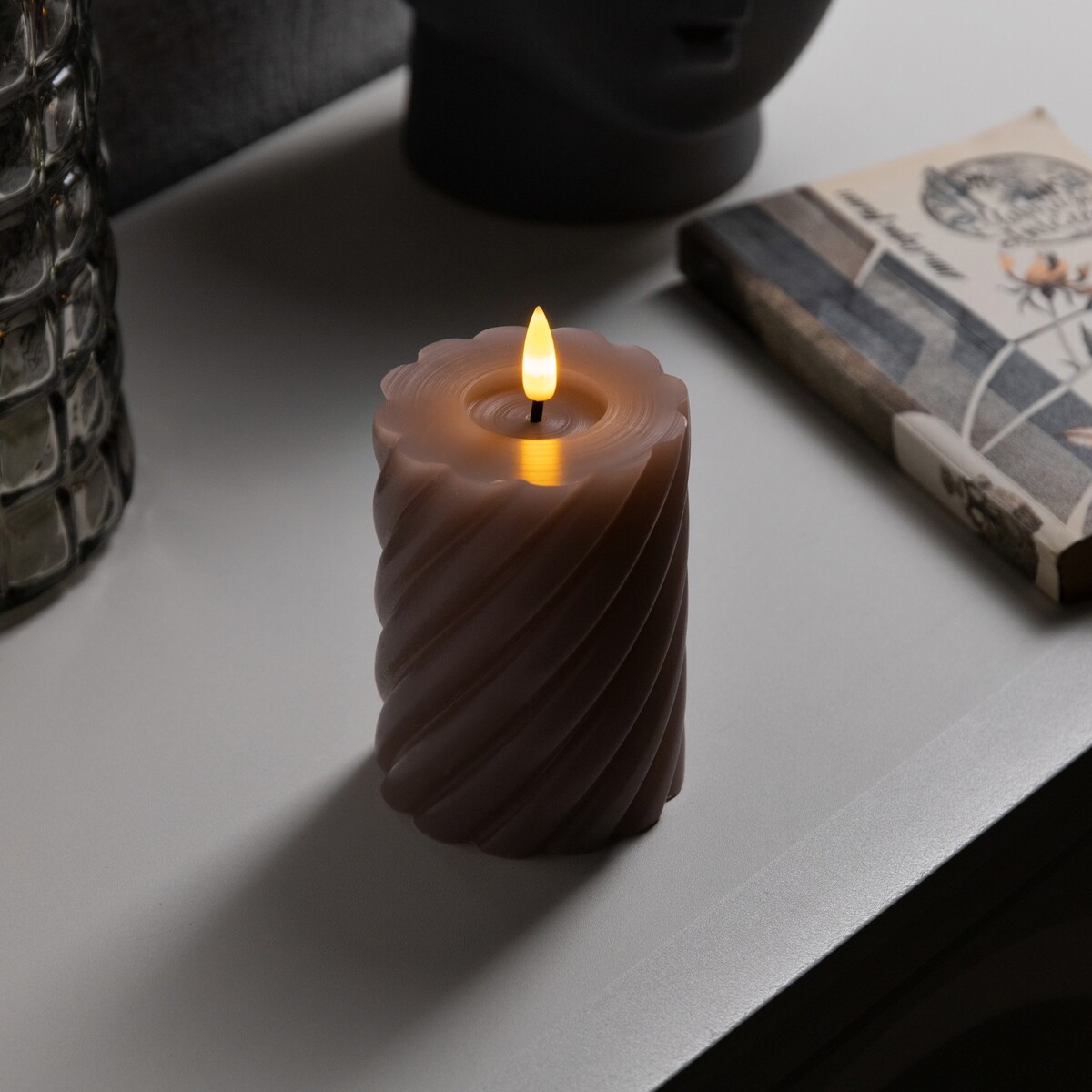 Светодиодная свеча витая лиловая, 7.5 × 12.5 × 7.5 см, пластик, воск, батарейки ааах2 (не в комплекте), свечение теплое белое светодиодная свеча бежевая 6 × 8 × 6 см пластик батарейки ааах2 не в комплекте свечение теплое белое