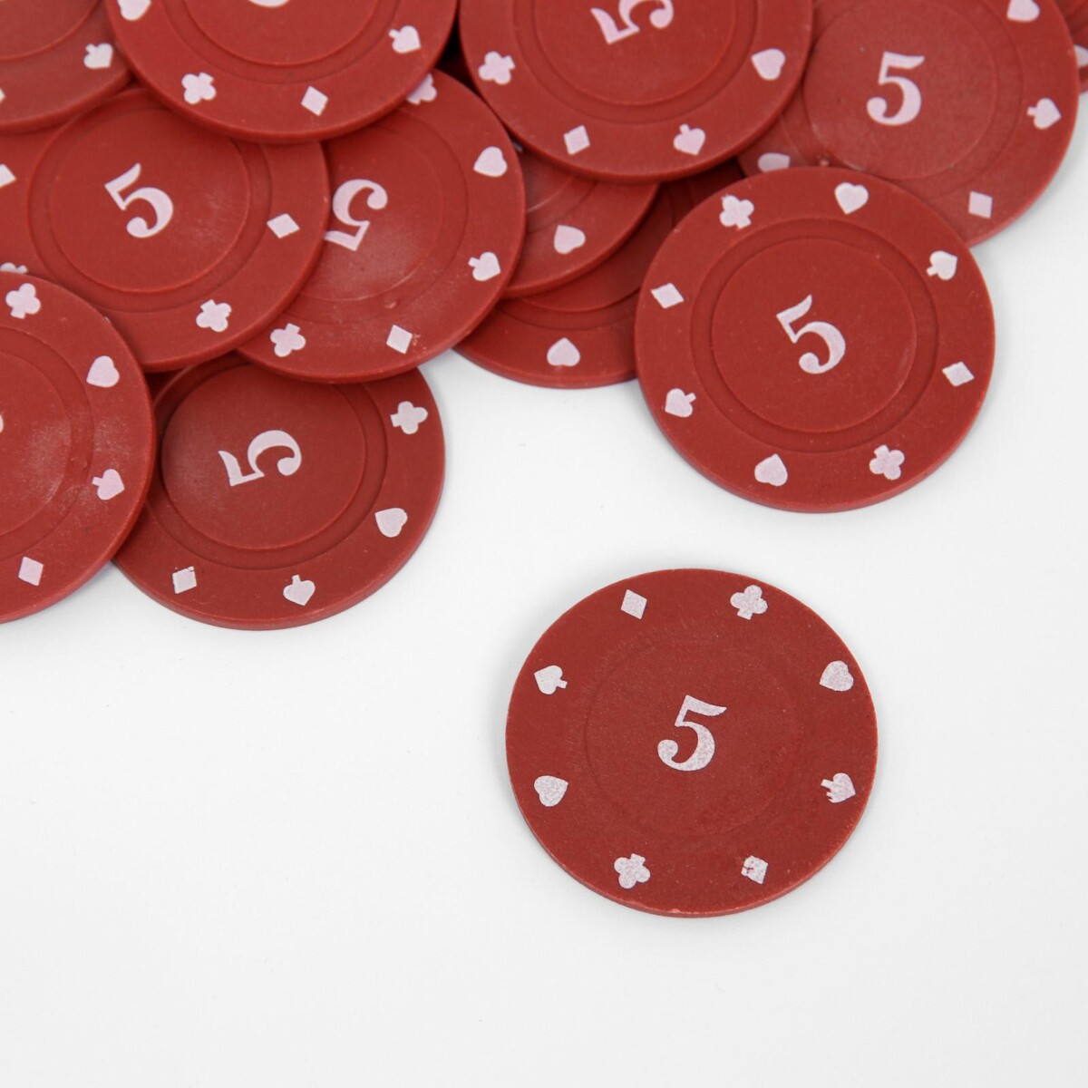 Набор фишек с номиналом 5. однотонные, красные, в наборе 25 шт. набор фишек с номиналом 1 однотонные серые в наборе 25 шт