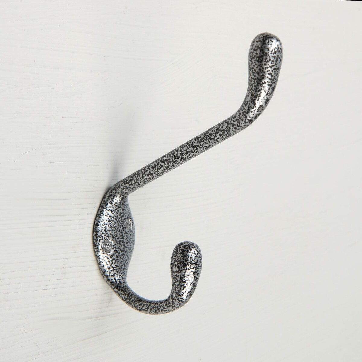 Крючок мебельный двухрожковый тундра км05bm, цвет серебро на черном беллмен и блэк или незнакомец в черном