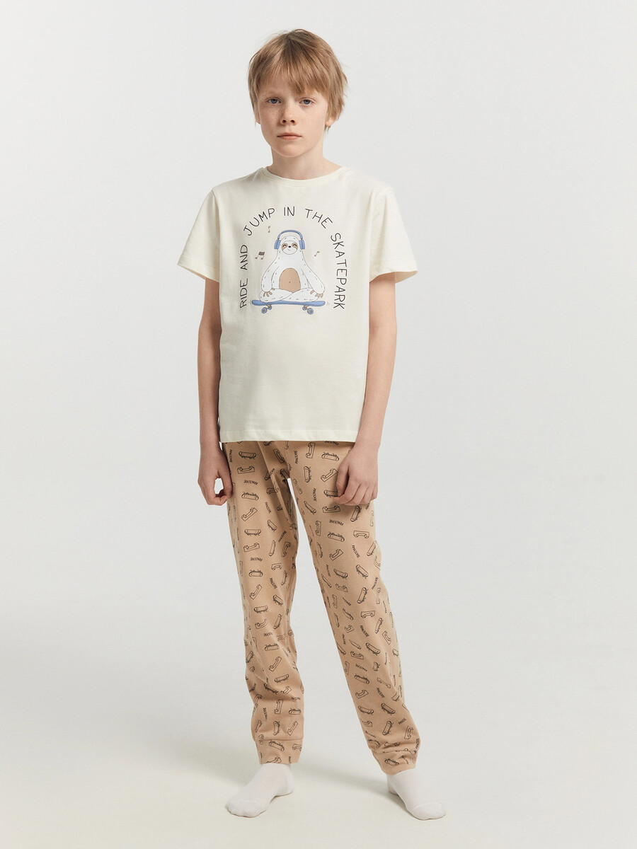 Комплект для мальчиков (футболка, брюки) Mark Formelle, цвет молочный +скейты на бежевом 010526050 - фото 3