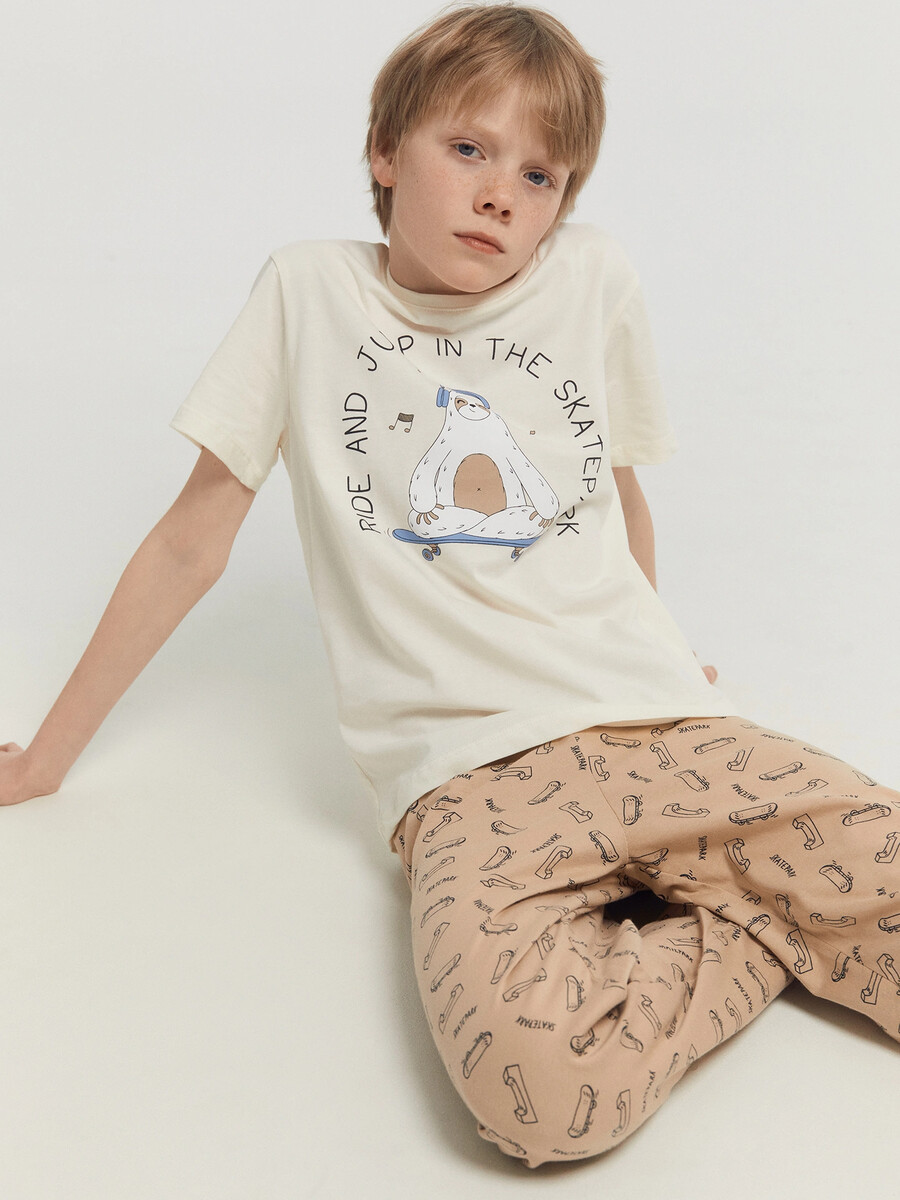 Комплект для мальчиков (футболка, брюки) Mark Formelle, цвет молочный +скейты на бежевом 010526050 - фото 2