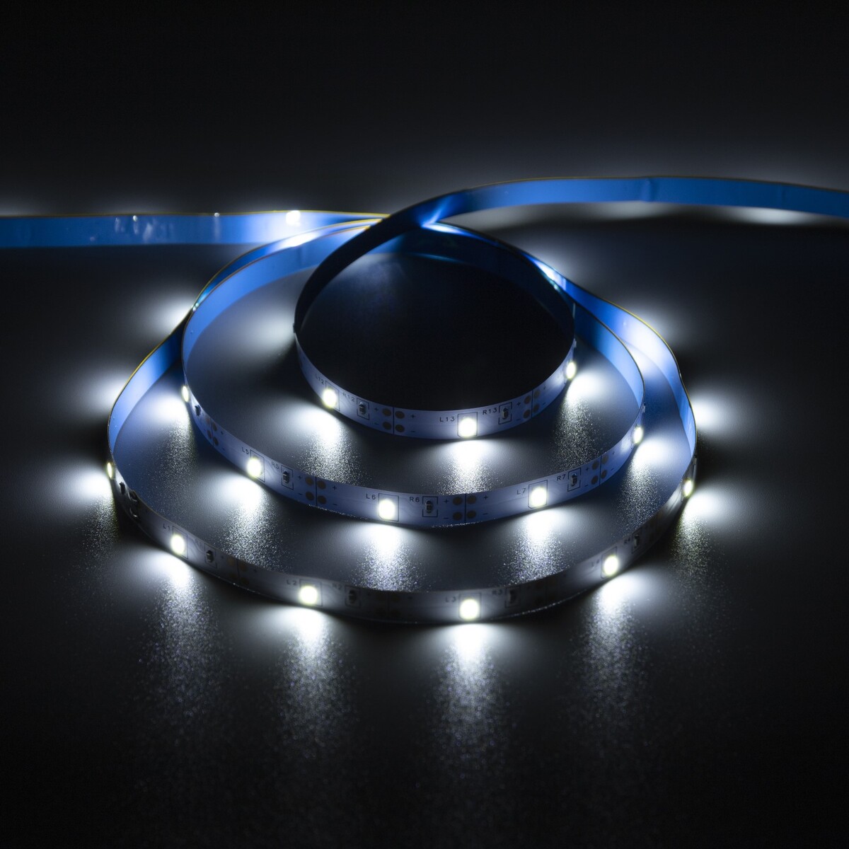 Светодиодная лента luazon lighting 3 м, ip20, smd2835, 30 led/м, 3хааа, 6000к коробка распределительная luazon lighting 97х50 мм ip20 для подштукатурного монтажа