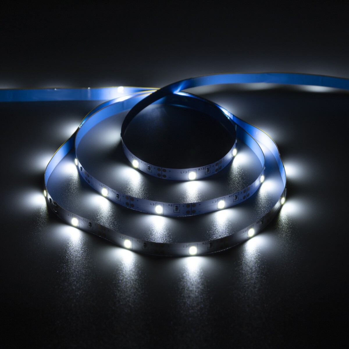 Светодиодная лента luazon lighting 1 м, ip20, smd2835, 30 led/м, 3хаа, 6000к удлинитель на каркасе luazon lighting eco 1 розетка 20 м 10 а пвс 3х0 75 мм2 с з к ip20