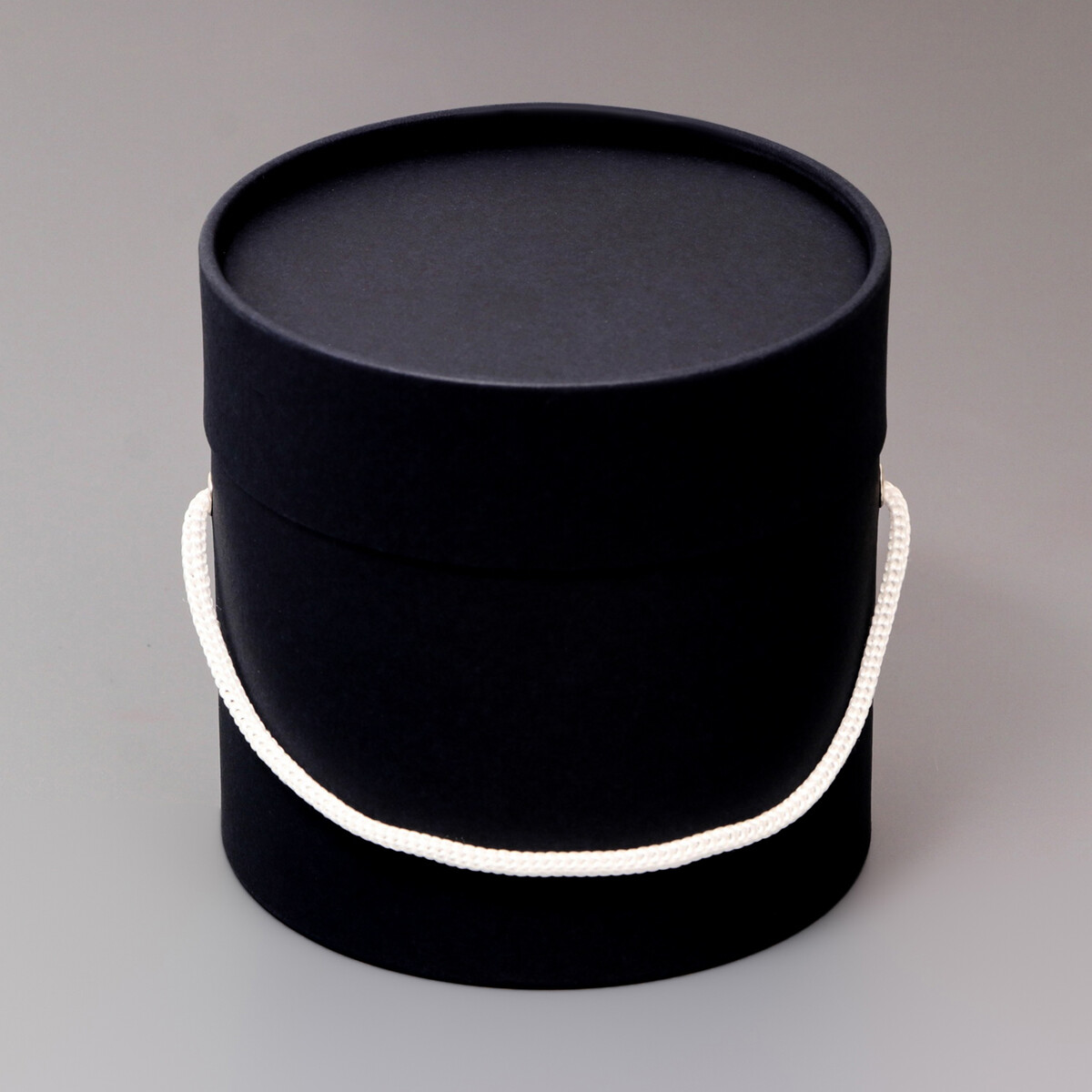 Подарочная коробка, круглая, черная,с шнурком, 12 х 12 см