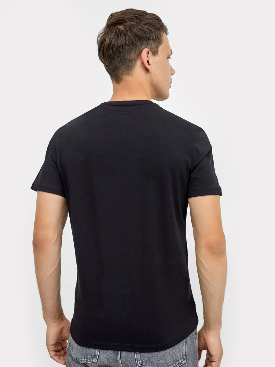 Полуприлегающая черная футболка с белой лаконичной надписью Mark Formelle, размер 44, цвет черный +печать 011900990 - фото 2