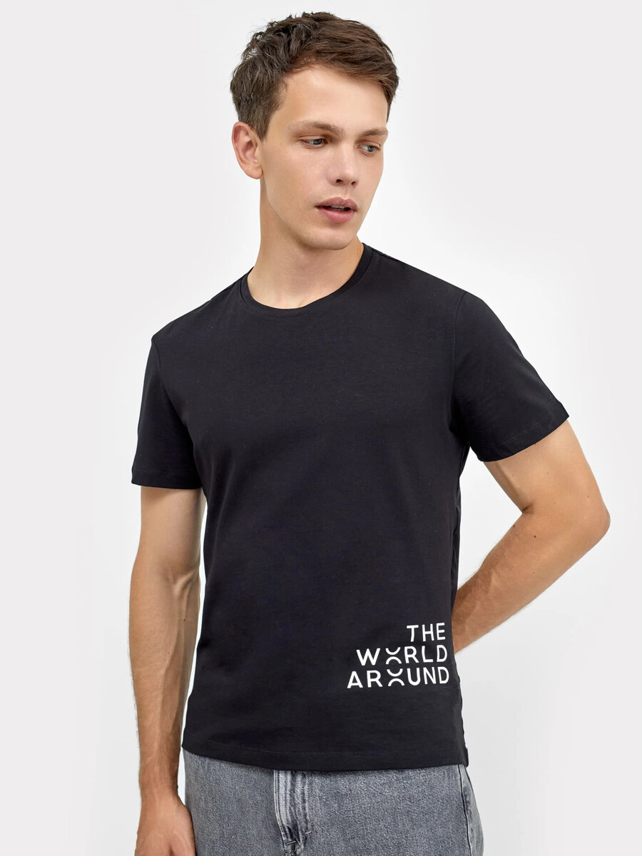 Полуприлегающая черная футболка с белой лаконичной надписью Mark Formelle, размер 44, цвет черный +печать 011900990 - фото 1