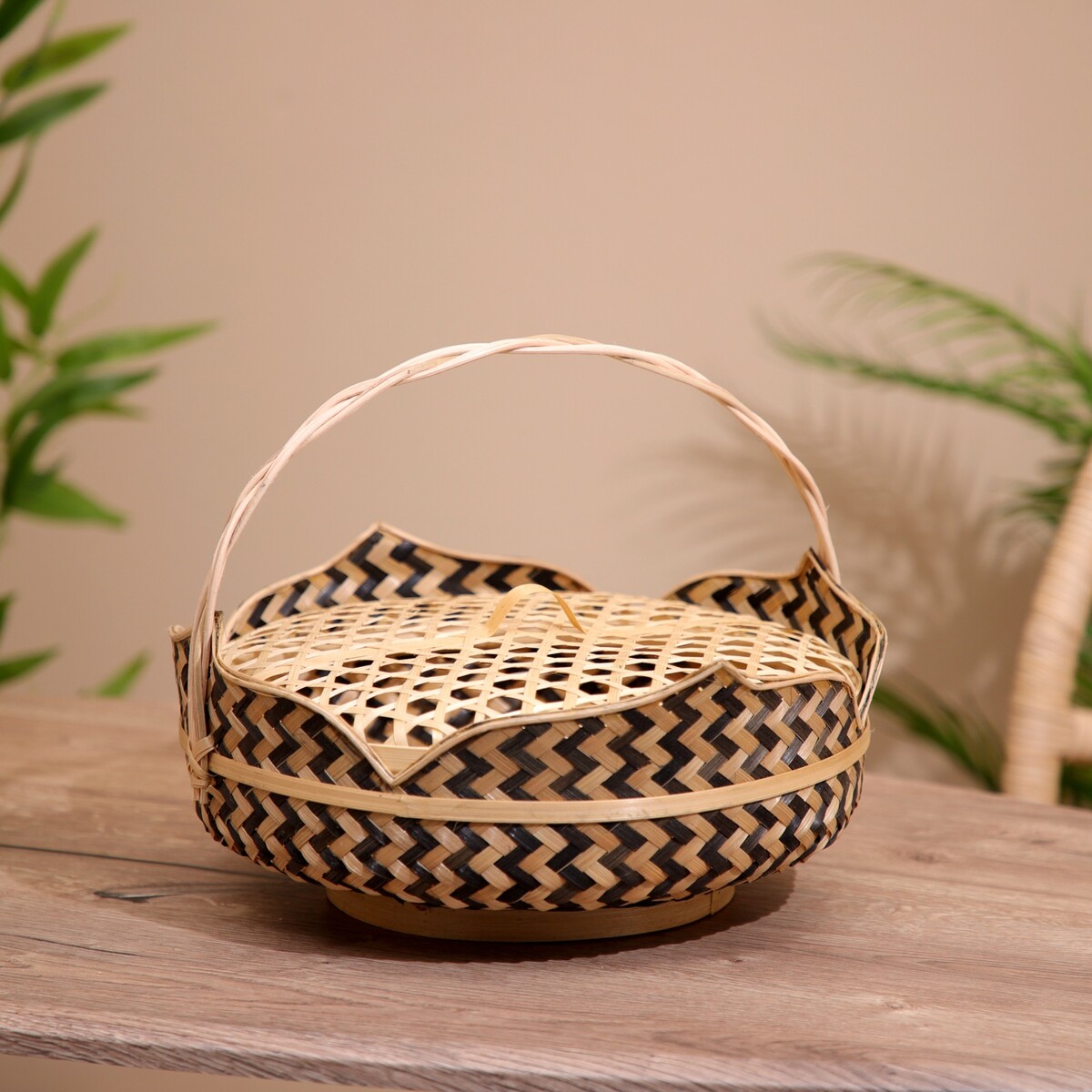 Вазочка с крышкой плетеная, из бамбука 30х30х20 см