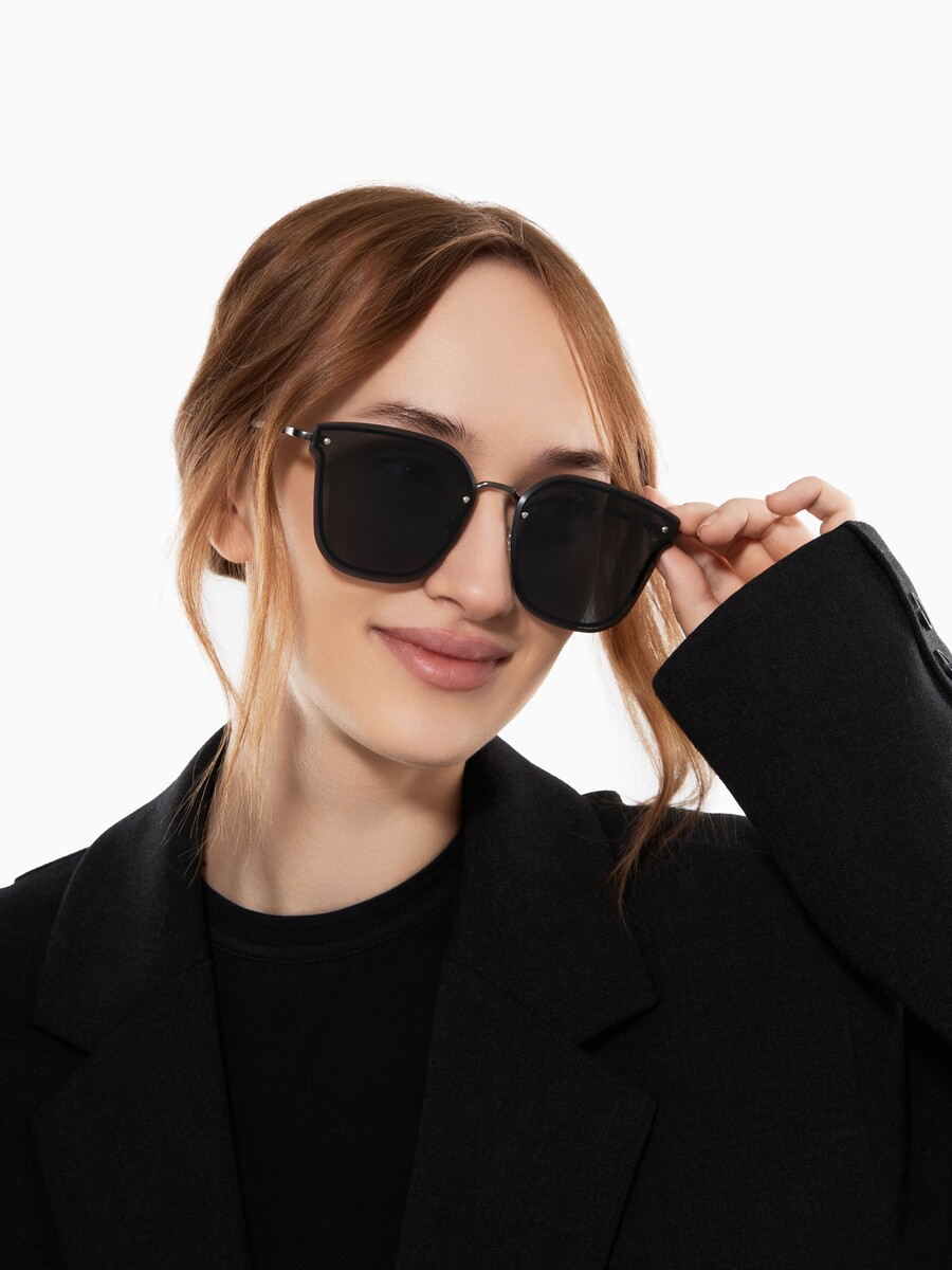 

Очки солнцезащитные uv 400, дужка 13.2 см, ширина 13.8 см, линза 5.4×6 см