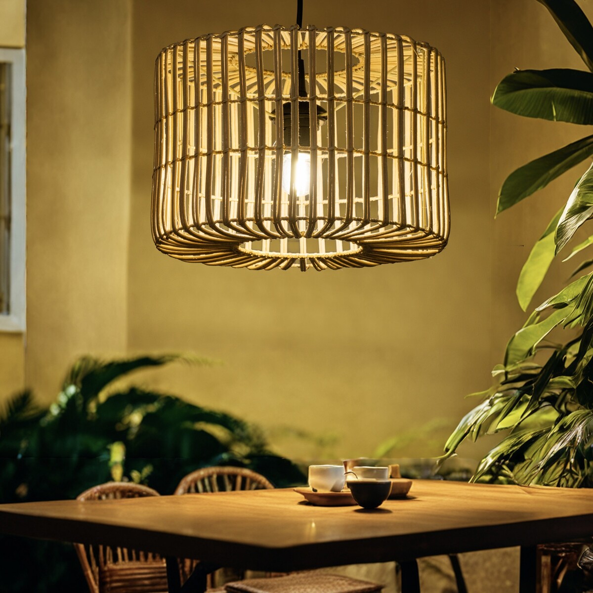 

Светильник потолочный из ротанга