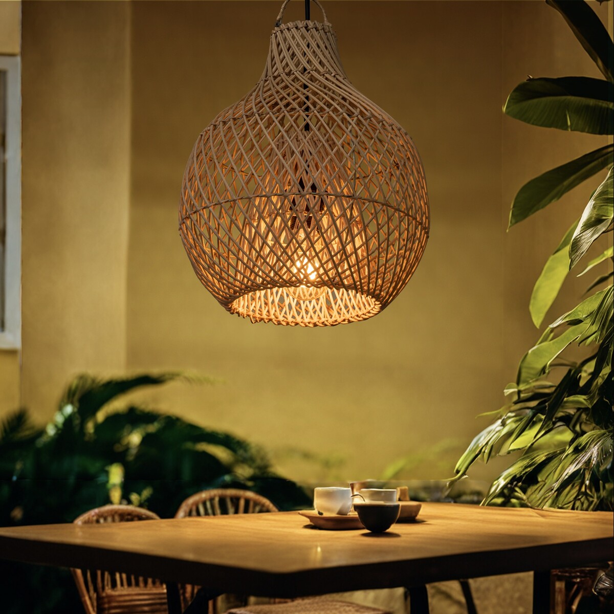 

Светильник потолочный из ротанга