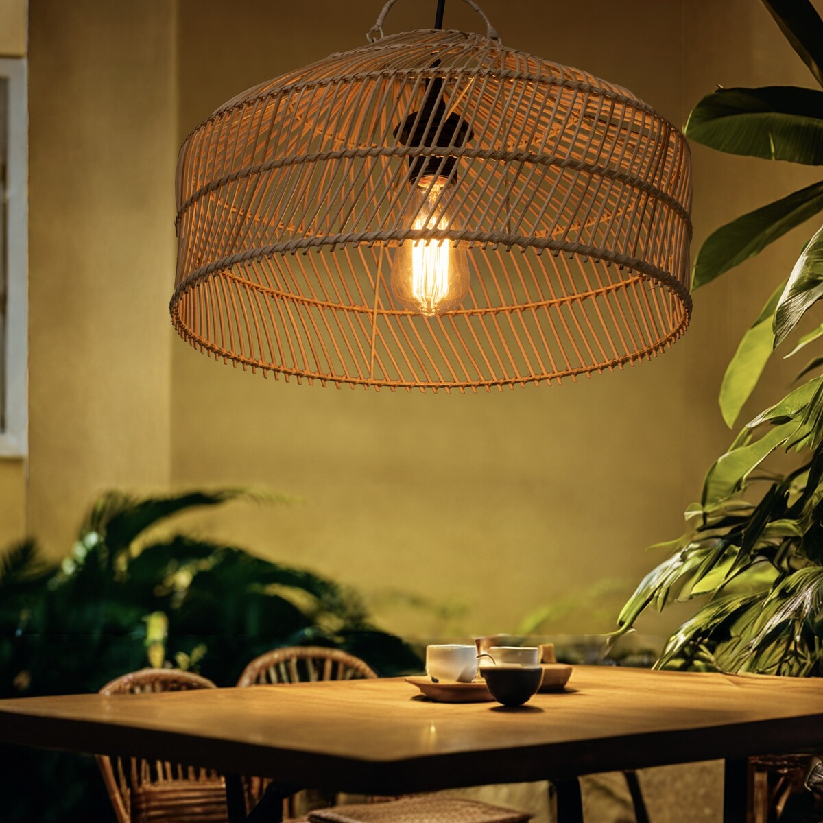 

Светильник потолочный из ротанга