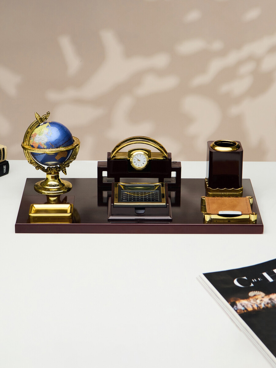 

Набор настольный 7в1 (блок для бумаги, подставка для печати, карандашница, калькулятор, глобус, визитница с часами), Коричневый