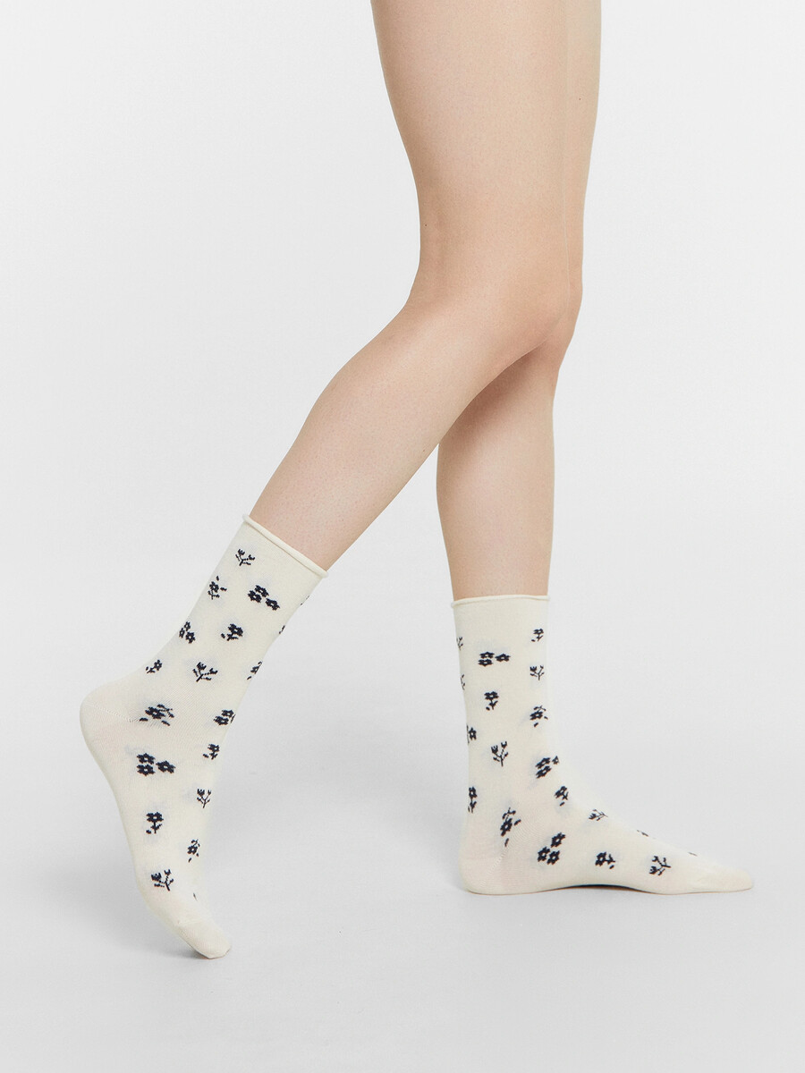 

Носки женские молочные с рисунком в виде мелких цветов, Бежевый;молочный