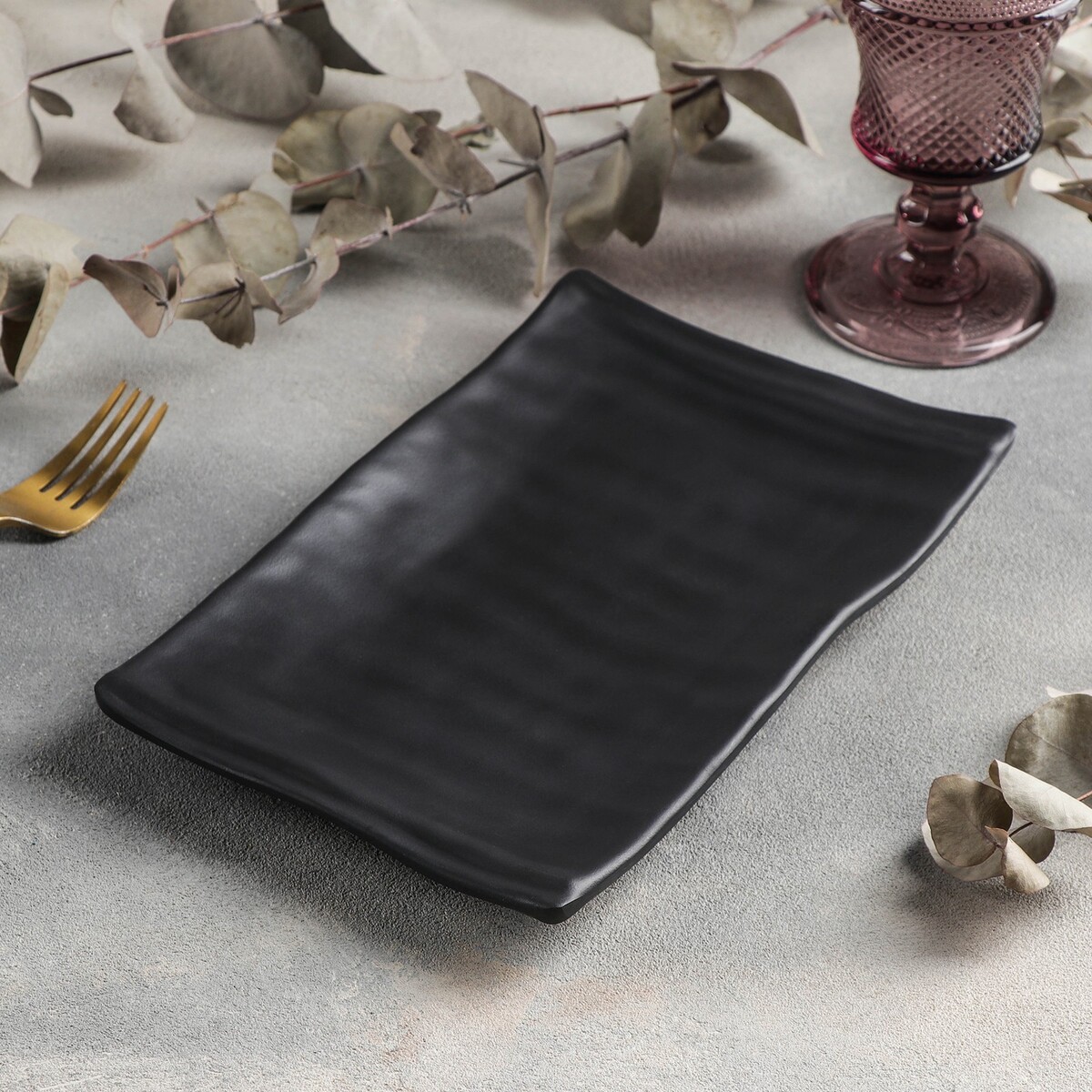 

Блюдо, Черный