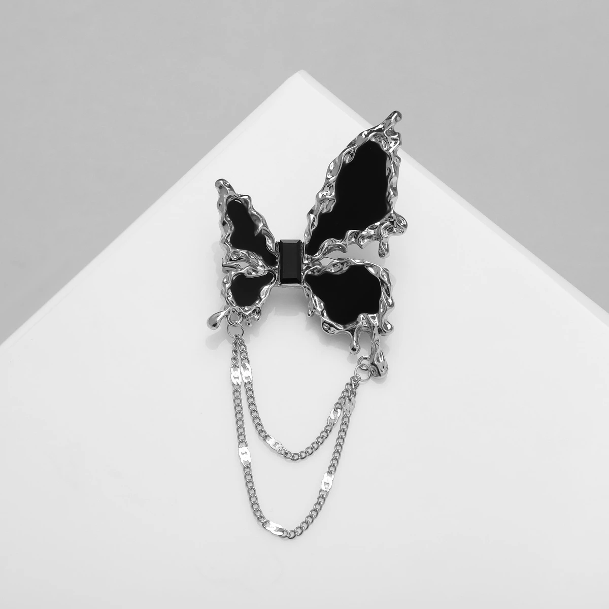 

Брошь, Черный