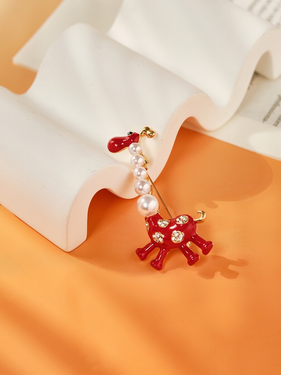 

Брошь, Красный