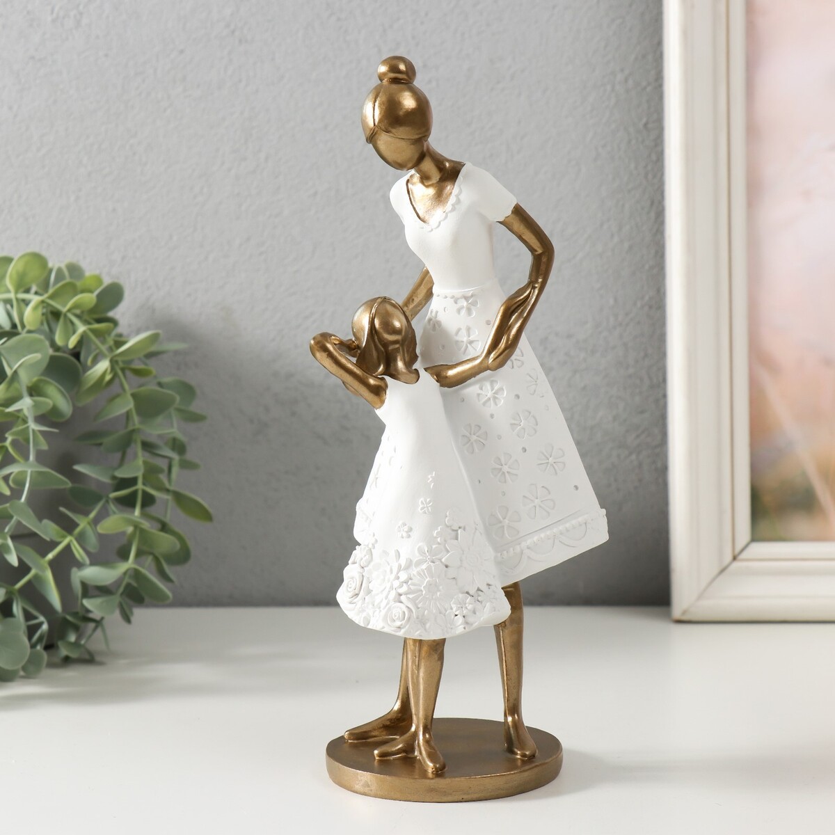 

Фигура полистоун, Белый;золотистый